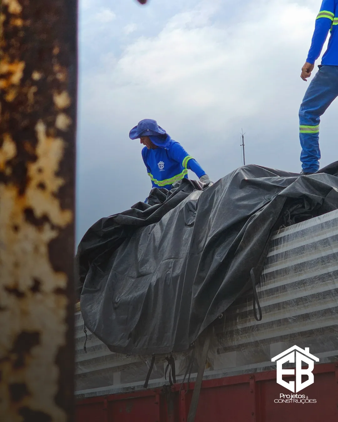 Proteção provisória com lona durante a etapa de troca do telhamento