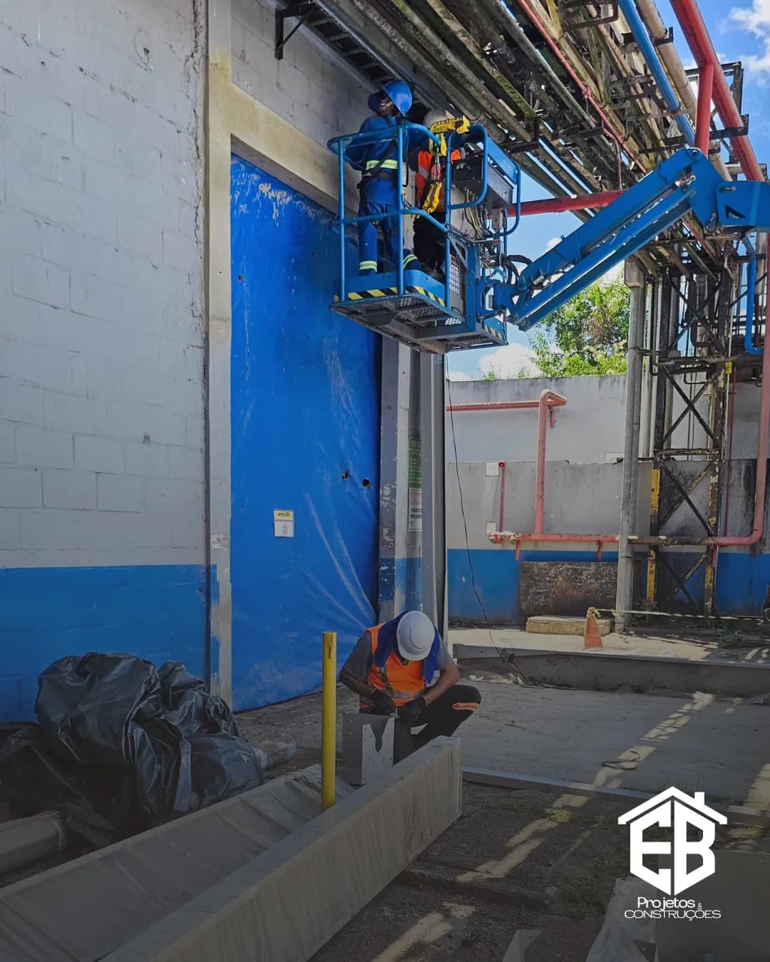 Fechamento lateral executado com apoio de plataforma elevatória