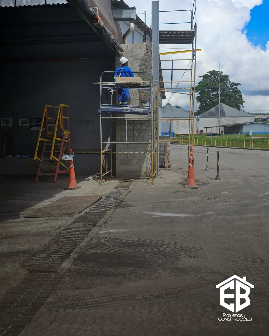 Área isolada com cones durante o serviço em altura