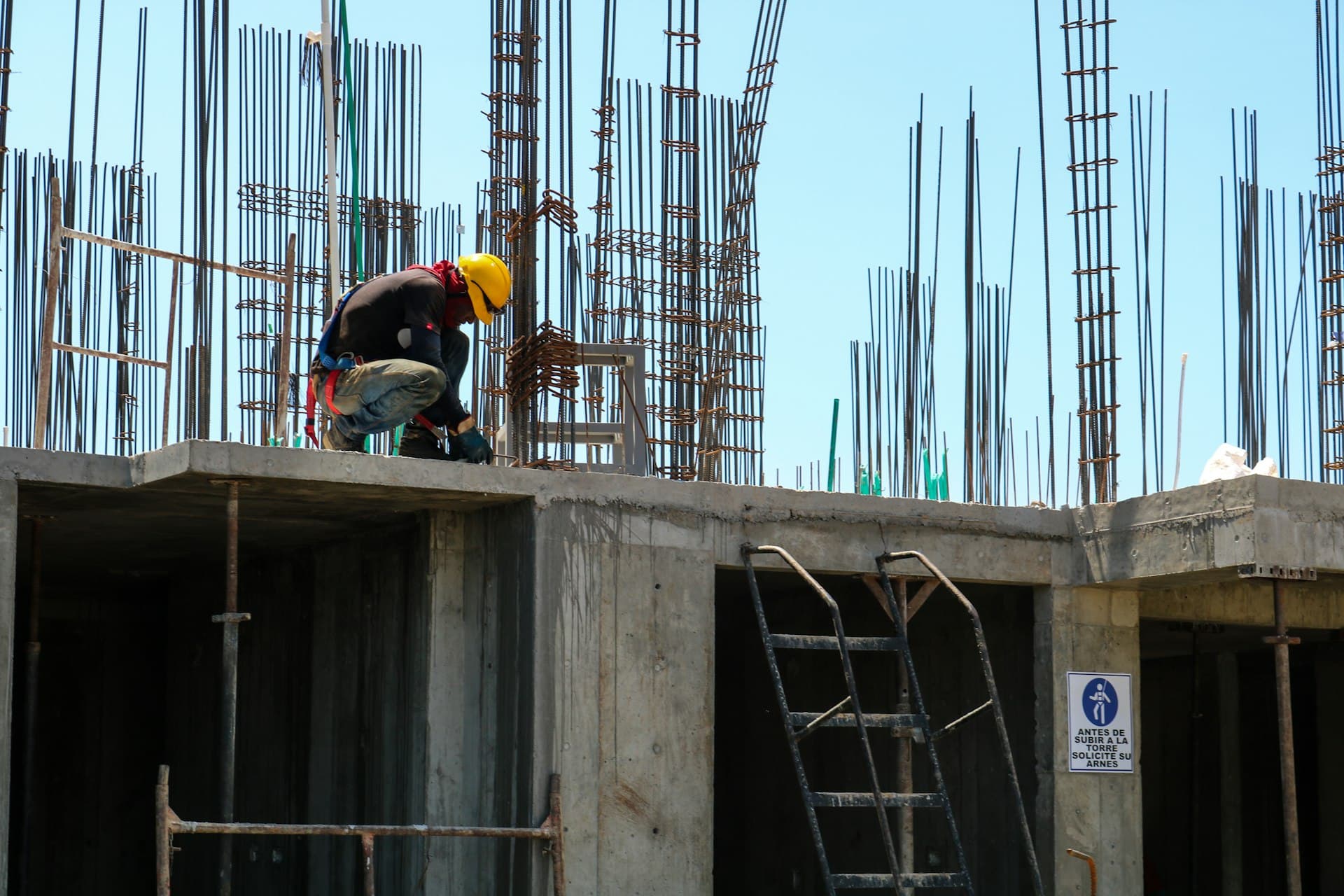Profissional sobre estrutura metálica em construção — imagem ilustrativa