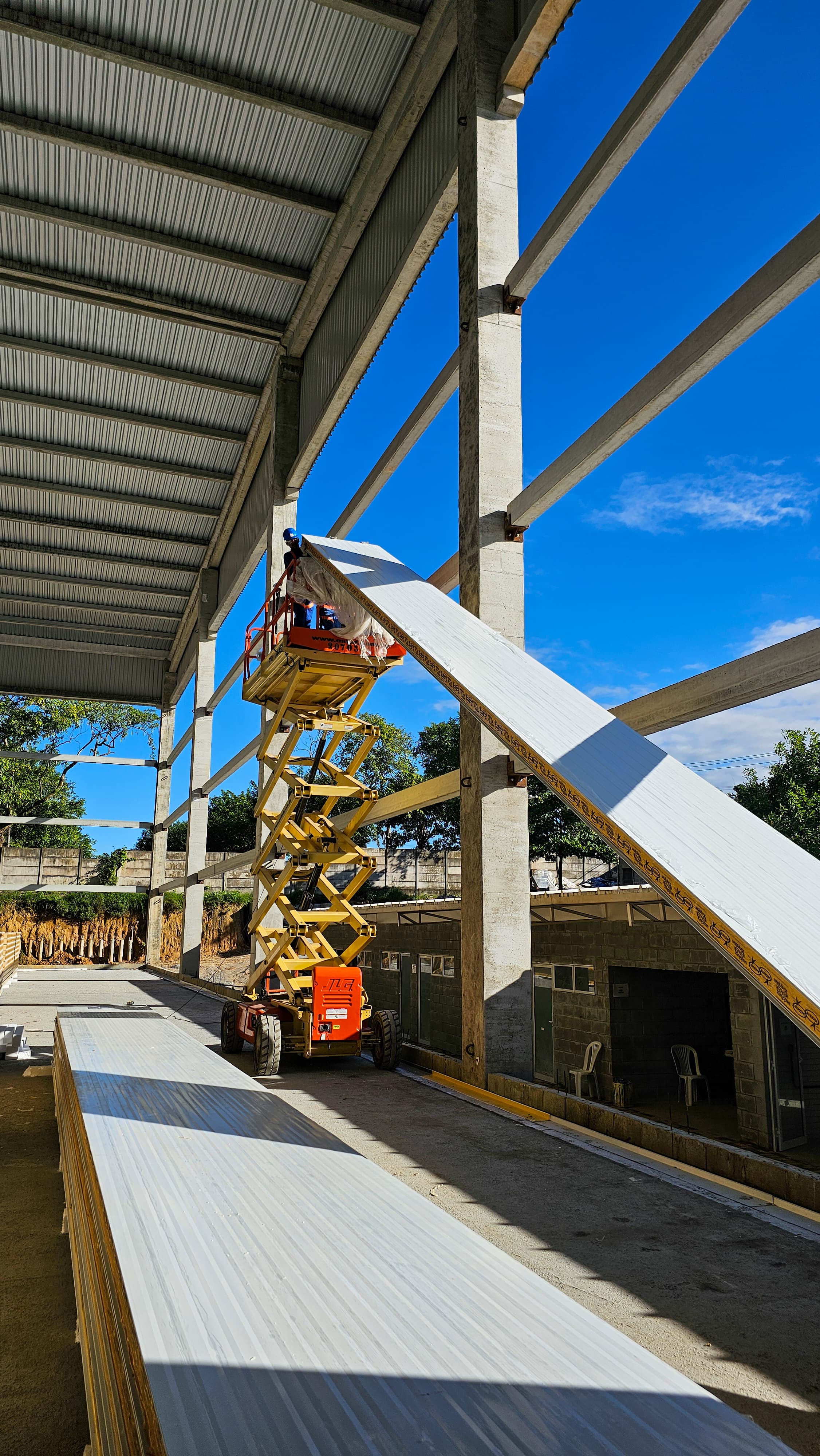 Cobertura industrial executada pela EB Projetos e Construções